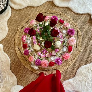 Retour sur l’atelier, la médecine de la Rose Rouge
La rose...son appel a toujours été là, une évidence comme le chant d’une sirène à mon âme, comme revenir dans la fréquence de mon second prénom qui m’a été donné à la naissance : Rose…en hommage à ma grand-mère maternelle que j’aimais tendrement. 
Depuis longtemps la rose m’invite à venir à sa rencontre dans les jardins d’abord puis dans les soins, les ateliers et les guidances. Et plus je la rencontre, plus elle m’enseigne encore et encore, elle n’en finit pas de me surprendre, de me bercer, de m’envoûter, de me permettre de me relier à la puissance de la tendresse et de me souvenir de mon essence. Car elle est ce portail à notre divine souveraineté dans cet axe sacré coeur-utérus-sexe.
Que de beauté dans ce cercle…
Merci à ces femmes qui s’autorisent ce retour « chez elle » guidées par sa médecine, celles qui goûtent et s’ouvrent à la volupté de leur corps et se permettent ainsi le grand plongeon dans leur sensorialité, le grand plongeon dans le Vivant, vers la ré-appropriation de "leur corps temple", la réhabilitation de leur ventre, de leur centre et de leur sexe sacré. 
Retour à leurs sagesses ancestrales. 
Celles qui marchent vers de tendres retrouvailles avec leur féminité ou encore qui apprivoisent un nouvel équilibre à travers l’union de leurs polarités, celles qui libèrent et guérissent leur lignée.
Ces femmes qui, en cheminant vers la réconciliation avec elles-mêmes participent également à amener un bout de paix dans le monde et le collectif, aussi à leurs ancêtres et à leur descendance. 
Merci pour tout ce qui a été déposé et souhaité. Pour les portes entrouvertes chez les unes et les évidences renouvelées chez les autres. 
J’ai beaucoup de chance de proposer des ateliers dans un lieu merveilleux qui résonne avec cette énergie,  @lasourceduvallon à Salles la Source. Merci à Caroline de permettre cela.
Et aussi d’avoir à mes côtés sur ces ateliers « médecine de la Rose », ma douce amie @sophie.fages , ses instruments vibratoires, sa présence si lumineuse et la finesse de ses guidances. C’est toujours un privilège de co-œuvrer à ses côtés 
Merci à l’esprit de beauté, 
A la grâce, aux roses
🌹