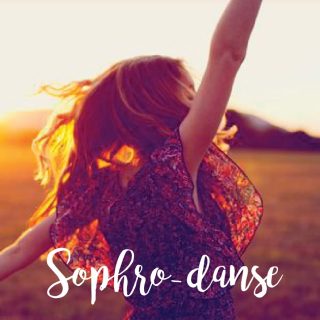 Et ça y est, nous y sommes c’est la rentrée ! 
Après une bonne pause, bien salutaire des réseaux me revoilà pour vous donner quelques nouvelles sur les cours et propositions de cette rentrée 2024 😊
À Marcillac-Vallon ainsi qu’à Espalion
Je vais proposer les lundis et mardis soir des cours de Sophro-Danse.
Mais alors la Sophro-danse c’est quoi exactement ?
Je t’explique dans les lignes ci-dessous et si tu as besoin de plus d’informations, tu sais où me trouver ✨ 
« Le corps est le chantier de l’âme où l’esprit vient faire ses gammes »
Respirer en pleine conscience, passer de l’intérieur à l’extérieur, de l’immobilité au mouvement, du silence à la musique et vivre corporellement la résonance des sons et des rythmes, voici le programme de ces ateliers corporels. 
Ils se veulent des espaces pour habiter pleinement votre «maison corps» et ouvrir grand les volets pour que souffle un vent de liberté en toi-même et dans ton quotidien.
En affinant ton écoute sensorielle, ces ateliers t’invitent à mieux accueillir ta sensibilité, tes émotions en toute sécurité et à ton rythme.
Véritables outils d’épanouissement, ils permettent de se sentir vivants et d’avoir une meilleure compréhension de toi-même, reconnecté à ton corps et à ton ressenti.
Ils sont une porte à la revalorisation et à l’accueil de soi et une voie de libre expression de notre créativité où peut se déployer la joie, la confiance et le lâcher prise. 
Les ateliers en quelques points : 
• Se mettre à l’écoute de ses sensations corporelles
• Respirer en pleine conscience et libérer les tensions grâce à la sophrologie
• Laisser le mouvement naître à partir des vibrations de la musique 
• Aller à la découverte de son corps par le biais du mouvement dansé
• Améliorer la confiance en soi et rentrer en contact avec ses émotions
• Se ré-approprier ses pleins potentiels de création
• Développer sa capacité à lâcher-prise, le tout en s’appuyant sur ses ressources positives
📍Où : 
Une semaine sur deux : 
Les lundis soirs à Marcillac Vallon - à la salle Beausoleil à Lusine de 19h15 à 20h30
Les mardis soirs à Espalion - à la Maison Point équilibre - de 19h15 à 20h30
Le cours d’essai est gratuit