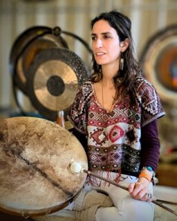 Souvenir du Yantra festival 2024
Le temps d’un week end retrouver les collègues, la tribu et simplement oeuvrer ensemble. Faire des rencontres incroyables, contribuer et juste kiffer. 
Merci à chacun des intervenants et à tous les participants présents.
@o.souffle.dostara
@anneintuitive_accompagnatrice @vanessafeedecoeur.sonotherapie 
@bronzer_sous_la_lune 
@julielouvestories @mariecab @mamasalana12 @vibrasoins @morgancorvisier 
Je remercie particulièrement Audrey,  @kamala_yoga_experience qui porte ce projet avec toujours autant d’entrain et de lumière.
Rendez-vous tout vite au Summer camp les 14 et 15 juin prochains.
Crédit photo : 📸 Audrey - Kamala Yoga Event
#festivalyoga #chamanisme #lithoterapie #mineraux