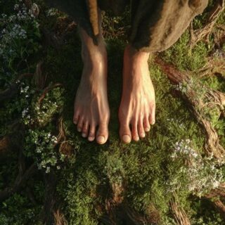 LES PIEDS SUR TERRE
« Habiter sa Terre et renouer à cet instinct, plaisir de vie à l’état brut, libre et sauvage »
Atelier / Le Samedi 10 octobre à 14h30  à Lusine à Marcillac (12) 
C’est la reprise des ateliers de Sophro-Danse, YOUPI ! Je vous embarque pour un voyage de 2h15 où le souffle se mêle au mouvement intuitif et à la méditation.
Accompagné par la musique, guidé par ma voix et bercé par le chant du tambour, cet atelier est une opportunité pour venir réhabiliter l’espace de son corps. Il propose de se reconnecter pleinement à « sa terre » pour faire rejaillir sa joie d’être vivants et incarnés. 
Au programme : 
- Respirer en pleine conscience et libérer les tensions grâce à la sophrologie
- Evacuer les émotions négatives au son du tambour chamanique
- Laisser le mouvement naitre à partir des vibrations de la musique, développer sa capacité à lâcher prise et s’ancrer à la Terre.
- Se détendre et harmoniser la séance avec une méditation guidée
Pas besoin de savoir danser pour participer, cet atelier ne requiert aucun pré-requis en Danse ou en Sophrologie. Il est ouvert et accessible à tous à partir de 14 ans.
Bienvenues ☺️
——-
Lusine, salle Beausoleil, 12330 Marcillac Vallon
De 14h30 à 16h45 Info et inscription en me contactant en mp