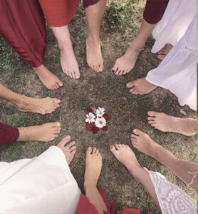 Photo d'un cercle de femmes en pleine nature assuré par Marion Tur, sophrologue & thérapeute en harmonie de conscience à Rodez dans l'Aveyron