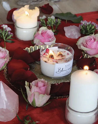 Photo de fleurs et de bougies lors de l'atelier intitulé 'Au cœur de la Rose' assuré par Marion Tur, sophrologue & thérapeute en harmonie de conscience à Rodez dans l'Aveyron