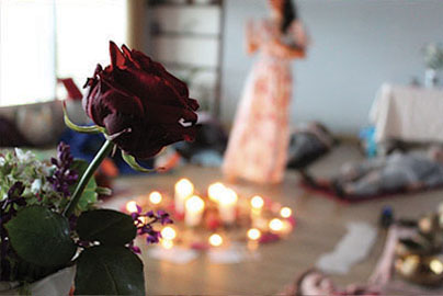 Photo d'une rose et d'une femme en arrière plan lors de l'atelier intitulé 'Au cœur de la Rose' assuré par Marion Tur, sophrologue & thérapeute en harmonie de conscience à Rodez dans l'Aveyron