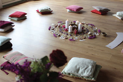 Photo de coussins disposés en cercle lors de l'atelier intitulé 'Au cœur de la Rose' assuré par Marion Tur, sophrologue & thérapeute en harmonie de conscience à Rodez dans l'Aveyron