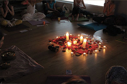 Photo de femmes assises et de bougies lors de l'atelier intitulé 'Au cœur de la Rose' assuré par Marion Tur, sophrologue & thérapeute en harmonie de conscience à Rodez dans l'Aveyron