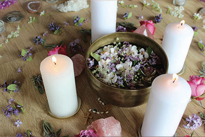Photo de bougies et de pétales de fleurs lors de l'atelier intitulé 'Au cœur de la Rose' assuré par Marion Tur, sophrologue & thérapeute en harmonie de conscience à Rodez dans l'Aveyron