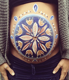 Photo d'un mandala dessiné sur le ventre d'une femme lors d'une cérémonie de blessing way assurée par Marion Tur, sophrologue & thérapeute en harmonie de conscience à Rodez dans l'Aveyron