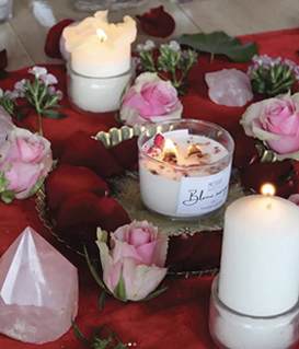 Photo d'une composition de fleurs et de bougies représentant les cercles de femmes proposés Marion Tur, sophrologue & thérapeute en harmonie de conscience à Rodez dans l'Aveyron