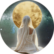 image d'une femme de dos face à un soleil doré, représentant l'atelier naître à la lumière animé par Marion TUR